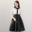 Simple Noire Blanche de retour Robe De Graduation 2018 Princesse Noeud Encolure Dégagée Manches Courtes Ceinture Mi-Longues Volants Robe De Ceremonie