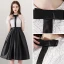 Simple Noire Blanche de retour Robe De Graduation 2018 Princesse Noeud Encolure Dégagée Manches Courtes Ceinture Mi-Longues Volants Robe De Ceremonie