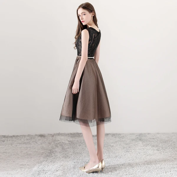 Modern / Fashion Brown See-through Homecoming Graduation Dresses 2018 A-Line / Princess Scoop Neck Sleeveless Appliques Pierced Lace Metal Sash Knee-Length Ruffle Formal Dresses