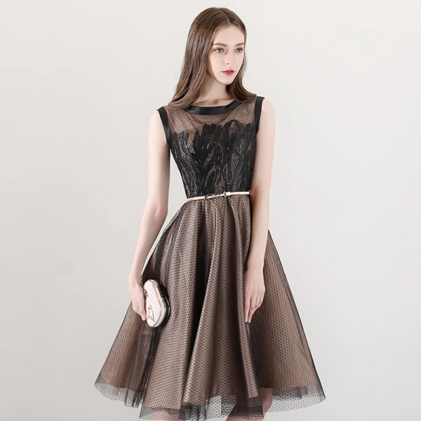 Modern / Fashion Brown See-through Homecoming Graduation Dresses 2018 A-Line / Princess Scoop Neck Sleeveless Appliques Pierced Lace Metal Sash Knee-Length Ruffle Formal Dresses
