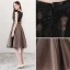 Modern / Fashion Brown See-through Homecoming Graduation Dresses 2018 A-Line / Princess Scoop Neck Sleeveless Appliques Pierced Lace Metal Sash Knee-Length Ruffle Formal Dresses