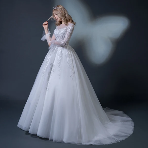 Abordable Blanche Robe De Mariée 2018 Robe Boule Encolure Dégagée Manches Longues Dos Nu Appliques Percé En Dentelle Perlage Volants Chapel Train