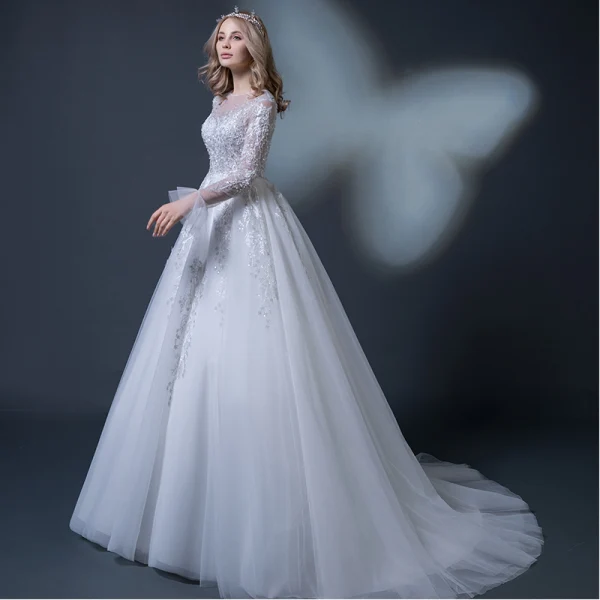 Abordable Blanche Robe De Mariée 2018 Robe Boule Encolure Dégagée Manches Longues Dos Nu Appliques Percé En Dentelle Perlage Volants Chapel Train