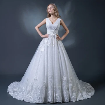 Chic Belle Blanche Robe De Mariée 2018 Princesse V Cou Sans Manches Dos Nu Perlage Appliques En Dentelle Plumes Volants Chapel Train