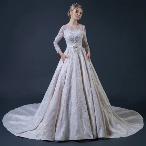 Lyx Champagne Pierced Bröllopsklänningar 2018 Prinsessa Urringning Långärmad Halterneck Beading Appliqués Spets Rosett Skärp Ruffle Cathedral Train
