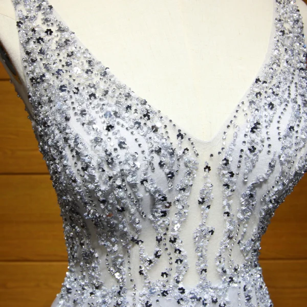 Luxus / Herrlich Grau Abendkleider 2017 A Linie V-Ausschnitt Ärmellos Perlenstickerei Kristall Pailletten Perle Strass Gespaltete Front Sweep / Pinsel Zug Plissee Durchbohrt Rückenfreies Festliche Kleider