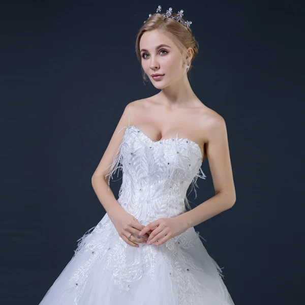 Rimelig Hvit Brudekjoler 2018 Prinsesse Kjæreste Uten Ermer Ryggløse Fjær Appliques Blonder Rhinestone Buste Lange