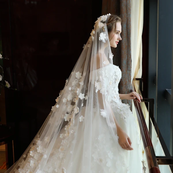 Lyx Elfenben Bröllopsklänningar 2018 Prinsessa Beading Appliqués Spets Pärla Av Axeln Halterneck Korta ärm Cathedral Train Bröllop