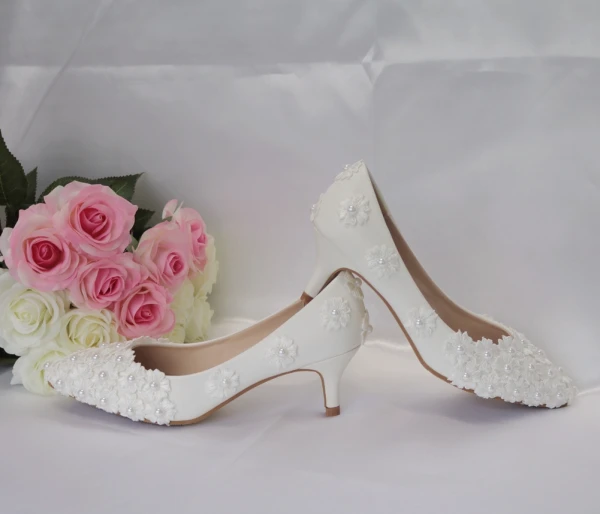 Chic / Beautiful White Wedding Shoes 2018 Pearl Appliques 3 cm Low Heel Stiletto Heels Pointed Toe Wedding Pumps