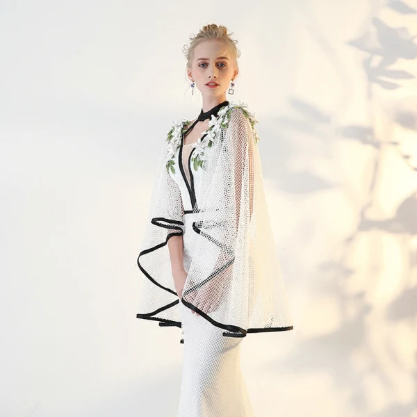 Élégant Ivoire Robe De Soirée 2018 Trompette / Sirène En Dentelle Appliques Titulaire Dos Nu Manches Longues Tribunal Train Robe De Ceremonie
