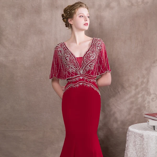 Lyx Burgundy Aftonklänningar 2018 Trumpet / Sjöjungfru Beading Kristall Rhinestone V-Hals Halterneck Korta ärm Domstol Tåg Formella Klänningar