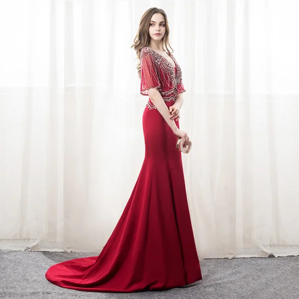 Lyx Burgundy Aftonklänningar 2018 Trumpet / Sjöjungfru Beading Kristall Rhinestone V-Hals Halterneck 1/2 ärm Domstol Tåg Formella Klänningar