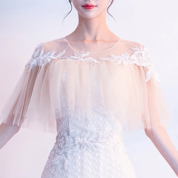 Élégant Champagne Robe De Soirée 2018 Trompette / Sirène En Dentelle Appliques Perlage Encolure Dégagée Manches Courtes Tribunal Train Robe De Ceremonie