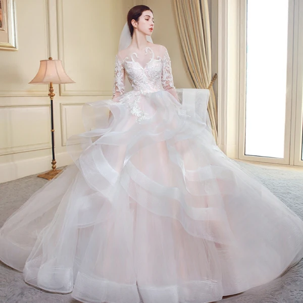 Moderne / Mode Volants en Cascade Robe De Mariée 2018 Robe Boule En Dentelle Appliques Brodé Encolure Dégagée Dos Nu 3/4 Manches Royal Train Mariage
