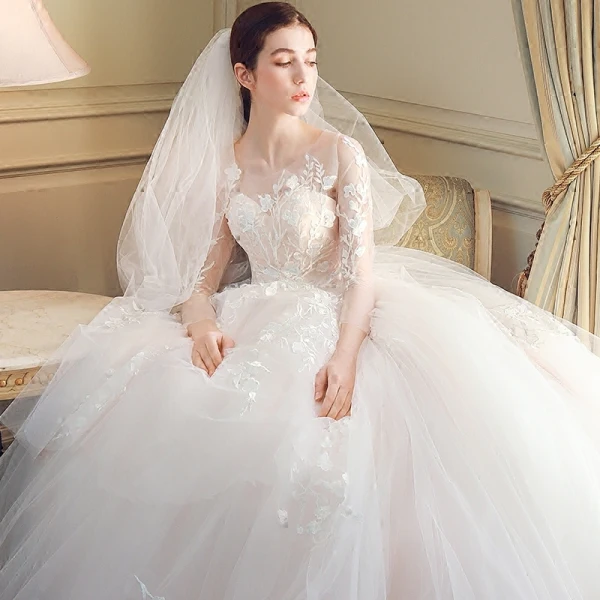 Étourdissant Robe De Mariée 2018 Robe Boule En Dentelle Appliques Brodé Encolure Dégagée 3/4 Manches Royal Train Mariage
