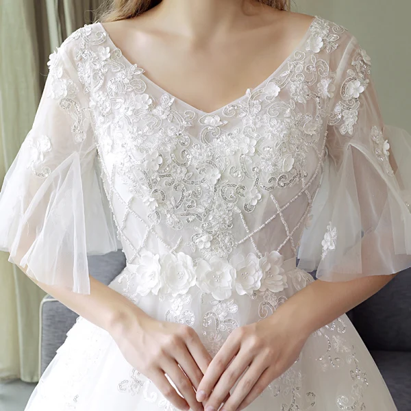 Schöne Ivory / Creme Brautkleider 2018 Ballkleid Mit Spitze Applikationen V-Ausschnitt Rückenfreies 1/2 Ärmel Kapelle-Schleppe Hochzeit