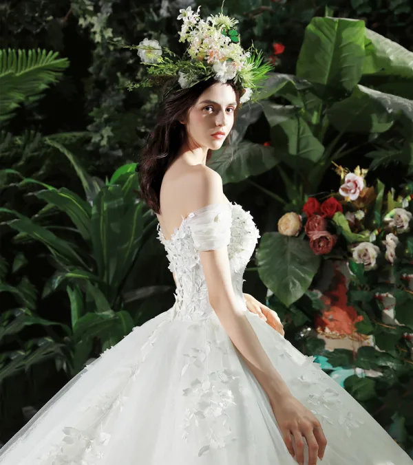 Schöne Weiß Brautkleider 2018 Ballkleid Applikationen Strass Off Shoulder Rückenfreies Ärmellos Königliche Schleppe Hochzeit