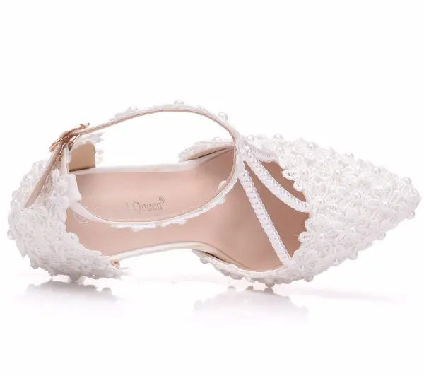 Charmant Blanche Chaussure De Mariée 2018 Faux Diamant Bride Cheville En Dentelle Perle Gland 9 cm Talons Aiguilles À Bout Pointu Mariage Talons Hauts