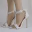 Charmant Weiß Brautschuhe 2018 Spitze Blumen Strass Knöchelriemen Perle T-Riemen 9 cm Stilettos Peeptoes Hochzeit Hochhackige