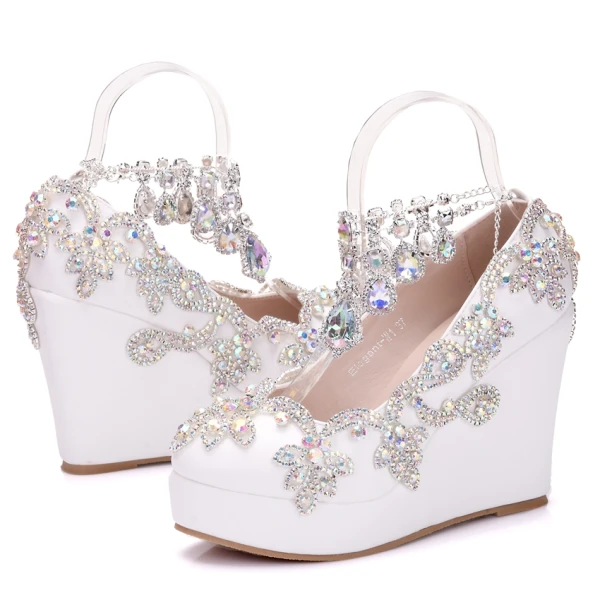 Glittrande Vita Brudskor 2018 Rhinestone Kristall Pande Zote Toe Bröllop Kilklackar Sandaler