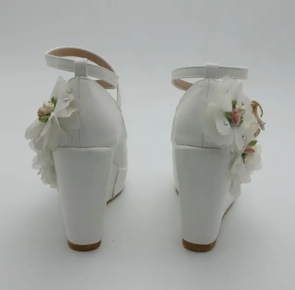Modern / Fashion White Outdoor / Garden Womens Shoes 2018 Appliques Rhinestone Ankle Strap 9 cm Wedges Round Toe