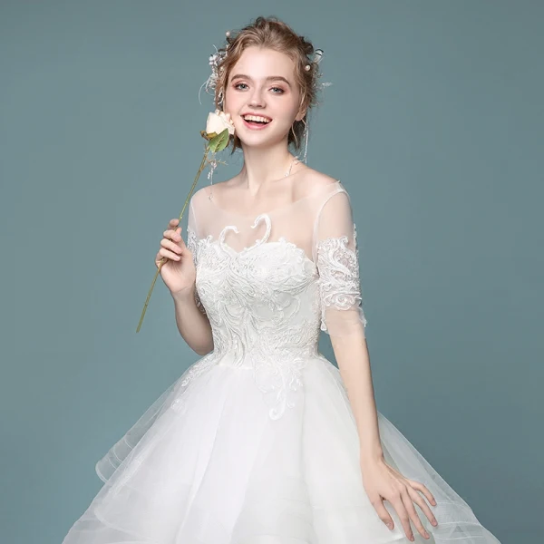 Élégant Ivoire Robe De Mariée 2018 Robe Boule En Dentelle Fleur Volants en Cascade Encolure Dégagée 1/2 Manches Cathedral Train Mariage