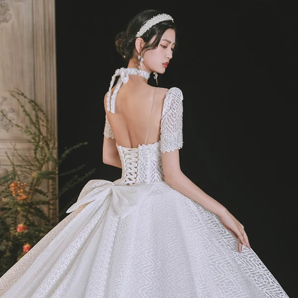 Simple Haut de Gamme Blanche Glitter Robe De Mariée 2021 Robe Boule Encolure Dégagée Manches Courtes Dos Nu Noeud Royal Train Mariage