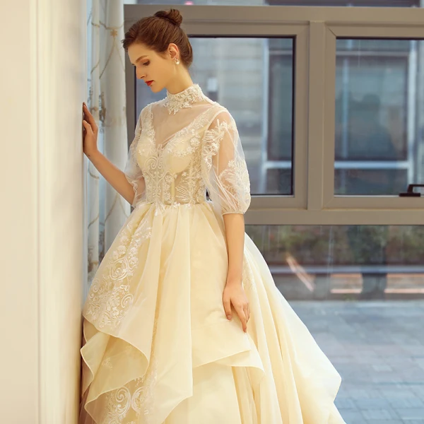 Vintage / Originale Champagne Robe De Mariée 2018 Princesse Dos Nu En Dentelle Fleur Volants en Cascade Col Haut 3/4 Manches Cathedral Train Mariage