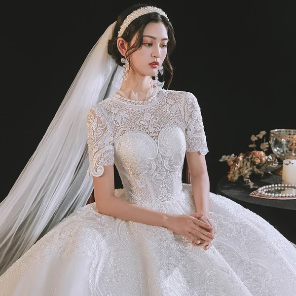 Élégant Haut de Gamme Ivoire Robe Boule Robe De Mariée 2021 Encolure Dégagée Perlage En Dentelle Fleur Manches Courtes Dos Nu Royal Train Mariage