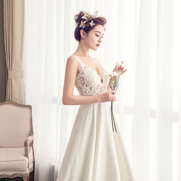 Charmant Ivoire Robe De Mariée 2019 Princesse V-Cou En Dentelle Fleur Sans Manches Dos Nu Chapel Train