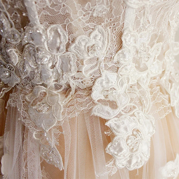 Elegant Champagne Wedding Dresses 2018 A-Line / Princess Beading Lace Appliques Spaghetti Straps Backless Sleeveless Chapel Train Wedding
