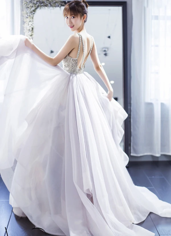 Sexy Blanche Robe De Mariée 2019 Robe Boule Bretelles Spaghetti Faux Diamant Sans Manches Dos Nu Volants en Cascade Longue