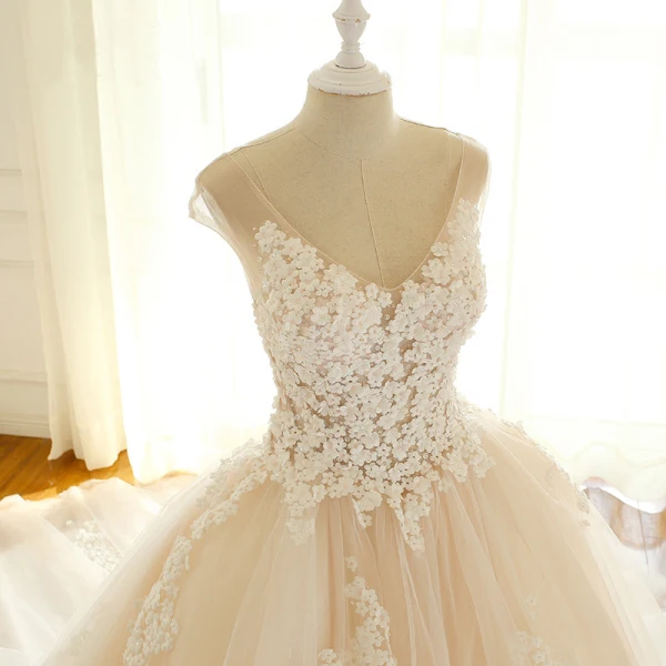 Élégant Champagne Gonflée Robe De Mariée 2018 Robe Boule Appliques V-Cou Sans Manches Cathedral Train Mariage