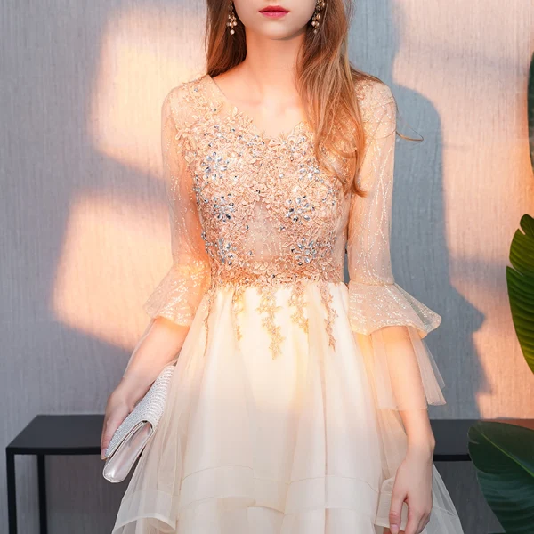 Charmant Haute Basse Champagne Robe De Cocktail 2019 Princesse Encolure Dégagée Perlage Cristal En Dentelle Fleur Manches de cloche Asymétrique Robe De Ceremonie