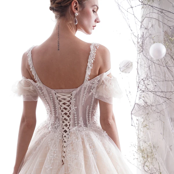 Charmant Champagne Robe De Mariée 2019 Princesse Bretelles Spaghetti Perlage Gland Paillettes En Dentelle Fleur Manches Courtes Dos Nu Cathedral Train