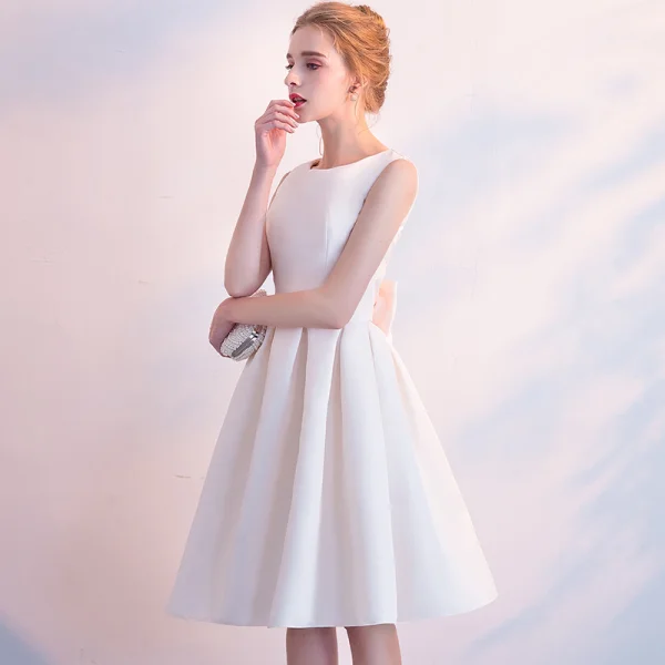 Chic / Beautiful Champagne Homecoming Graduation Dresses 2018 A-Line / Princess Bow Scoop Neck Sleeveless Knee-Length Formal Dresses