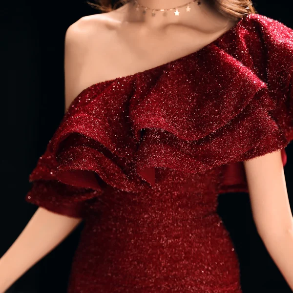 Sexy Bordeaux Robe De Soirée 2019 Trompette / Sirène Une épaule Glitter Satin Manches Courtes Dos Nu Train De Balayage Robe De Ceremonie