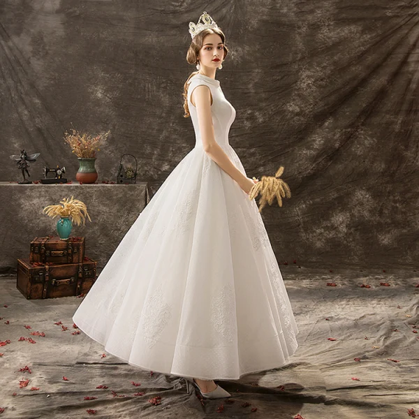 Élégant Couleur Unie Ivoire Robe De Mariée 2019 Princesse Encolure Dégagée Sans Manches En Dentelle Longue