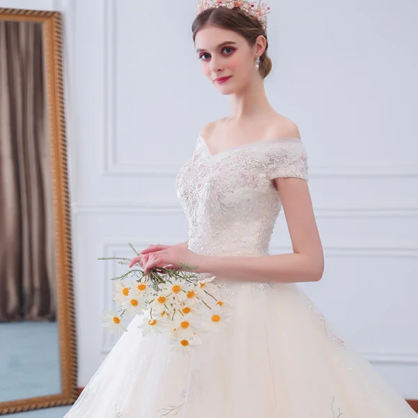 Charmant Ivory / Creme Brautkleider / Hochzeitskleider 2019 A Linie Off Shoulder Perlenstickerei Perle Applikationen Spitze Blumen Kurze Ärmel Rückenfreies Kapelle-Schleppe