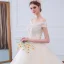 Charmant Ivory / Creme Brautkleider / Hochzeitskleider 2019 A Linie Off Shoulder Perlenstickerei Perle Applikationen Spitze Blumen Kurze Ärmel Rückenfreies Kapelle-Schleppe