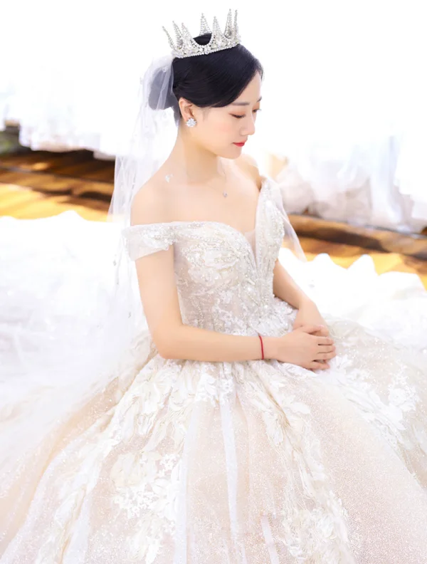 Luxe Champagne Robe De Mariée 2019 Robe Boule De l'épaule Perlage Perle Paillettes En Dentelle Fleur Manches Courtes Dos Nu Cathedral Train
