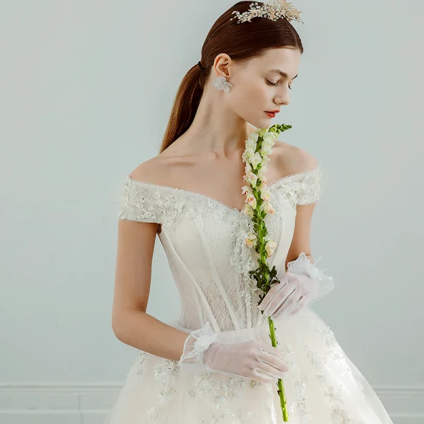 Élégant Champagne Robe De Mariée 2019 Princesse De l'épaule Perlage Paillettes En Dentelle Fleur Manches Courtes Cathedral Train