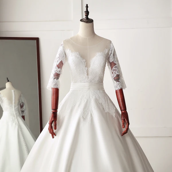 Classique Ivoire Robe De Mariée 2019 Princesse Encolure Dégagée En Dentelle Fleur 1/2 Manches Chapel Train