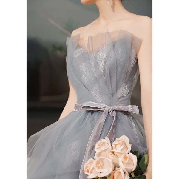 Charmant Grau Ballkleider 2021 A Linie Bandeau Schleife Spitze Blumen Ärmellos Rückenfreies Sweep / Pinsel Zug Ball Festliche Kleider