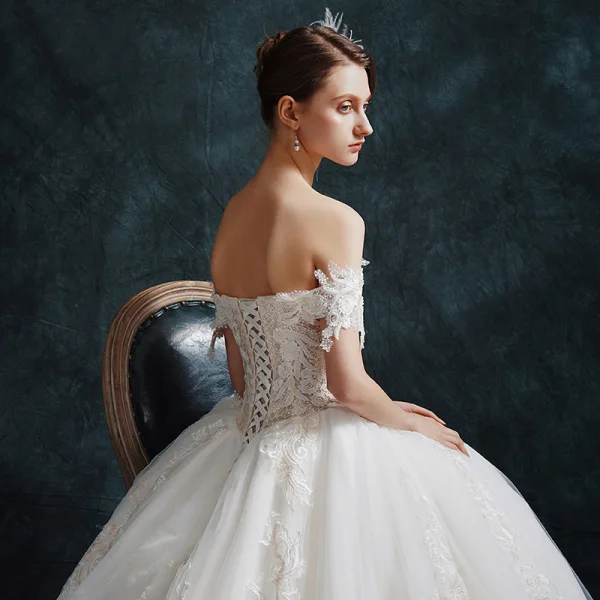 Style Audrey Hepburn Ivoire Robe De Mariée 2019 Princesse De l'épaule Paillettes Cristal En Dentelle Fleur Manches Courtes Dos Nu Cathedral Train