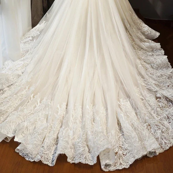 Élégant Champagne Robe De Mariée 2018 Robe Boule En Dentelle Fleur Encolure Dégagée Dos Nu Sans Manches Royal Train Mariage