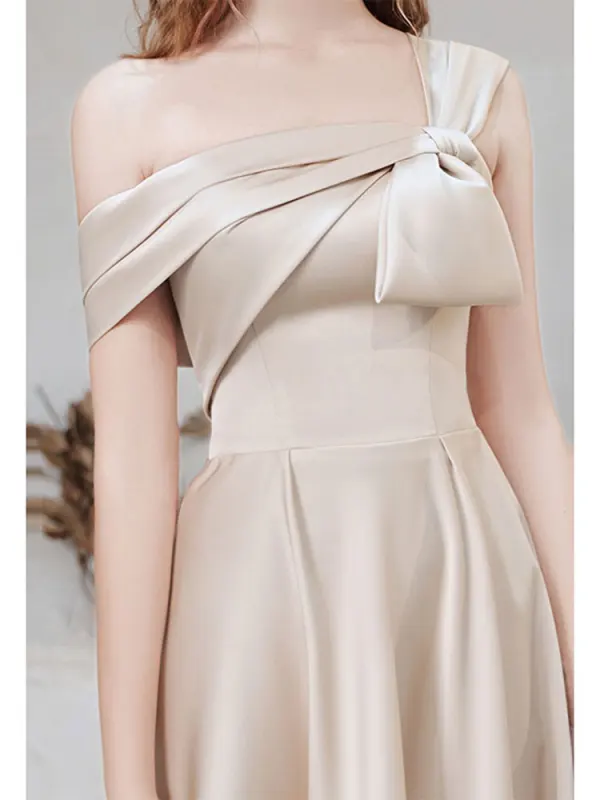 Mode Champagner Satin Heimkehr Abiballkleider 2021 A Linie One-Shoulder Schleife Kurze Ärmel Rückenfreies Wadenlang Festliche Kleider