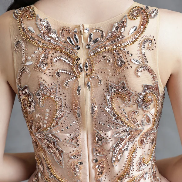 Élégant Champagne Satin Robe De Soirée 2021 Princesse Encolure Dégagée Perlage Faux Diamant Paillettes Sans Manches Train De Balayage Soirée Robe De Ceremonie