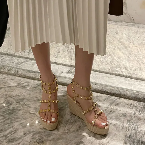 Römisch Rosa Strassenmode Strand Sandalen Damen 2021 Wasserdichte Niet Knöchelriemen T-Riemen 11 cm Peeptoes Keilabsatz Sandaletten Hochhackige