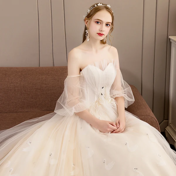 Eleganta Champagne Bröllopsklänningar 2019 Prinsessa Axelbandslös Beading Pärla Spets Korta ärm Halterneck Domstol Tåg